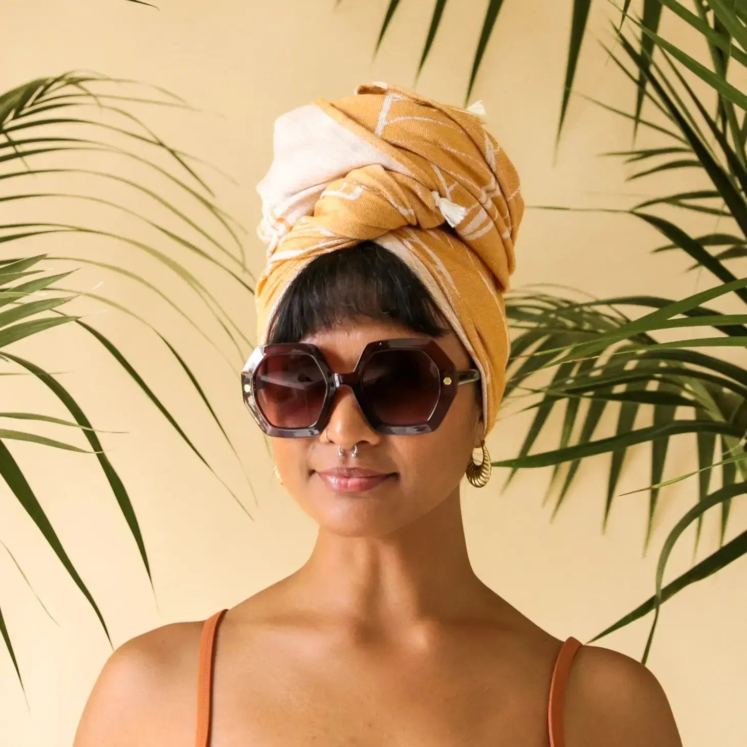 Ultra-absorbent, quick-drying beach towel with bold banana leaf print. Lightweight, sand-resistant, and perfect for beach days or poolside lounging.