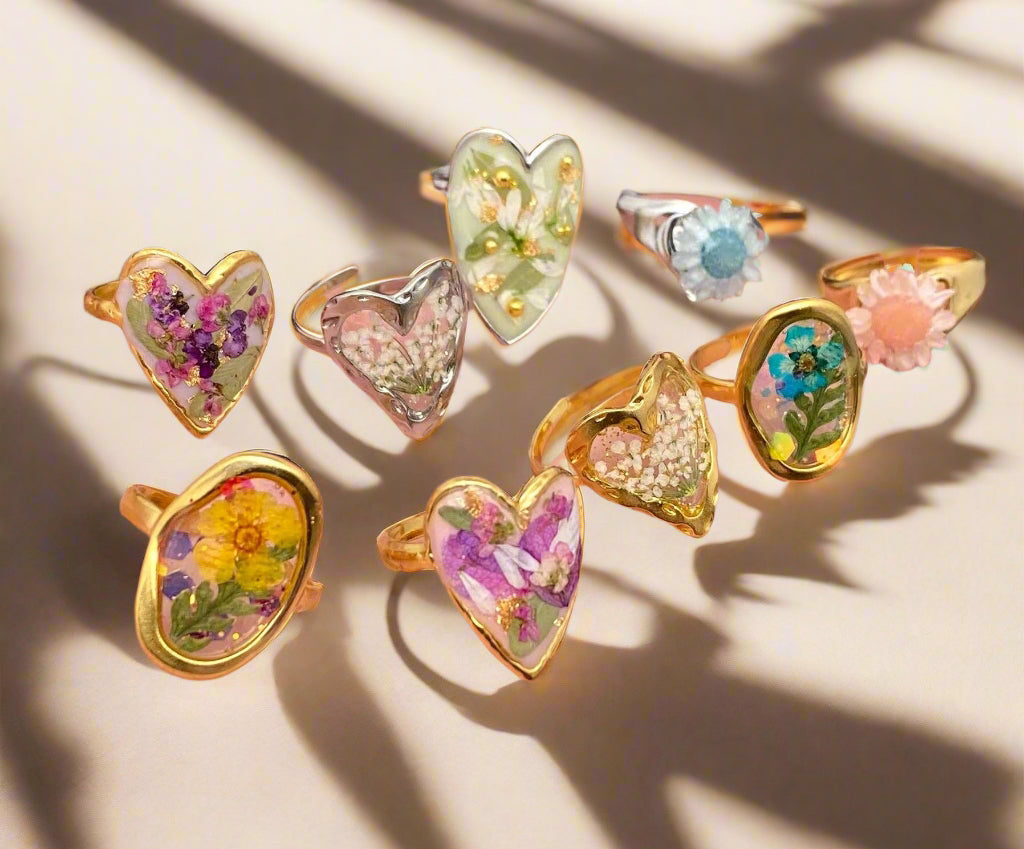 Adjustable 18K gold-plated handmade floral ring made of stainless steel. Non-tarnish, hypoallergenic, high-polish finish—perfect for daily wear or gifting.