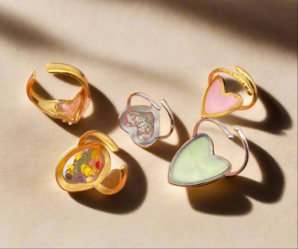 Adjustable 18K gold-plated handmade floral ring made of stainless steel. Non-tarnish, hypoallergenic, high-polish finish—perfect for daily wear or gifting.