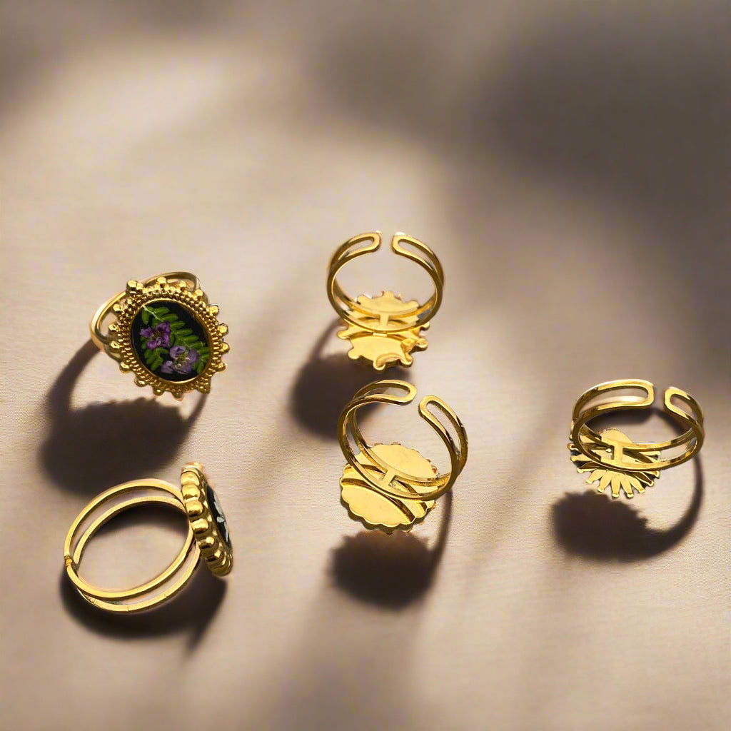 Golden Bloom Adjustable Ring with real dried flowers in resin and 18K gold-plated stainless steel. Unique, hypoallergenic, fits most, and perfect for gifting.