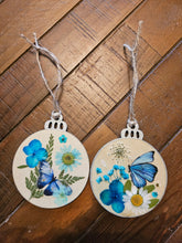 Handcrafted wood ornaments with real pressed flowers. Unique, rustic, and nature-inspired décor perfect for Christmas trees, gifting, or year-round charm.