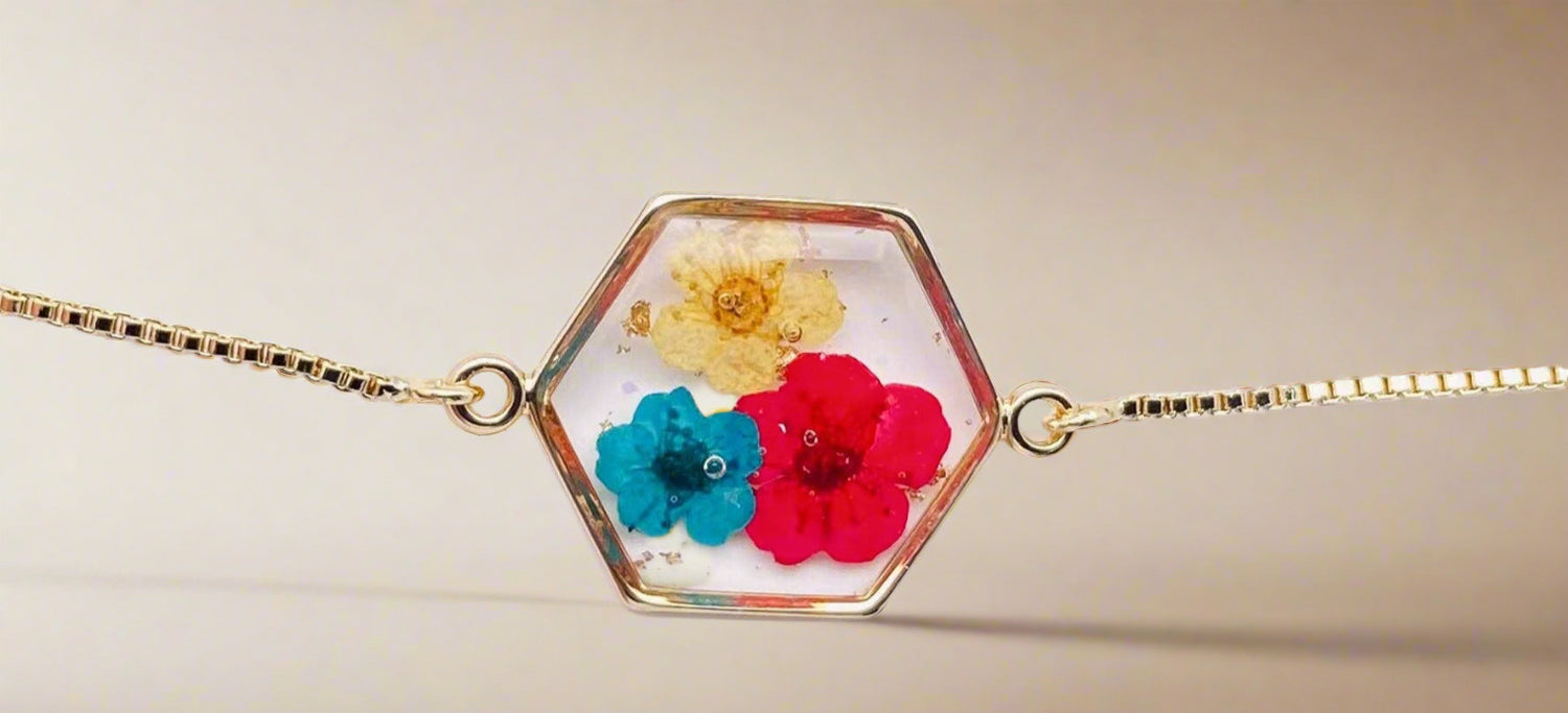 Hexagon Narcissus Resin Bracelet with real dried flowers in clear resin and gold-tone metal. Adjustable, nickel-free, lead-free, and perfect for nature lovers.