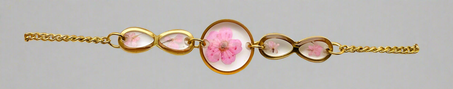 Gold-plated bracelet with real dried flowers in a geometric resin charm. Lightweight, adjustable, and perfect for nature-inspired, elegant everyday wear.