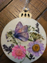 Handcrafted wood ornaments with real pressed flowers. Unique, rustic, and nature-inspired décor perfect for Christmas trees, gifting, or year-round charm.