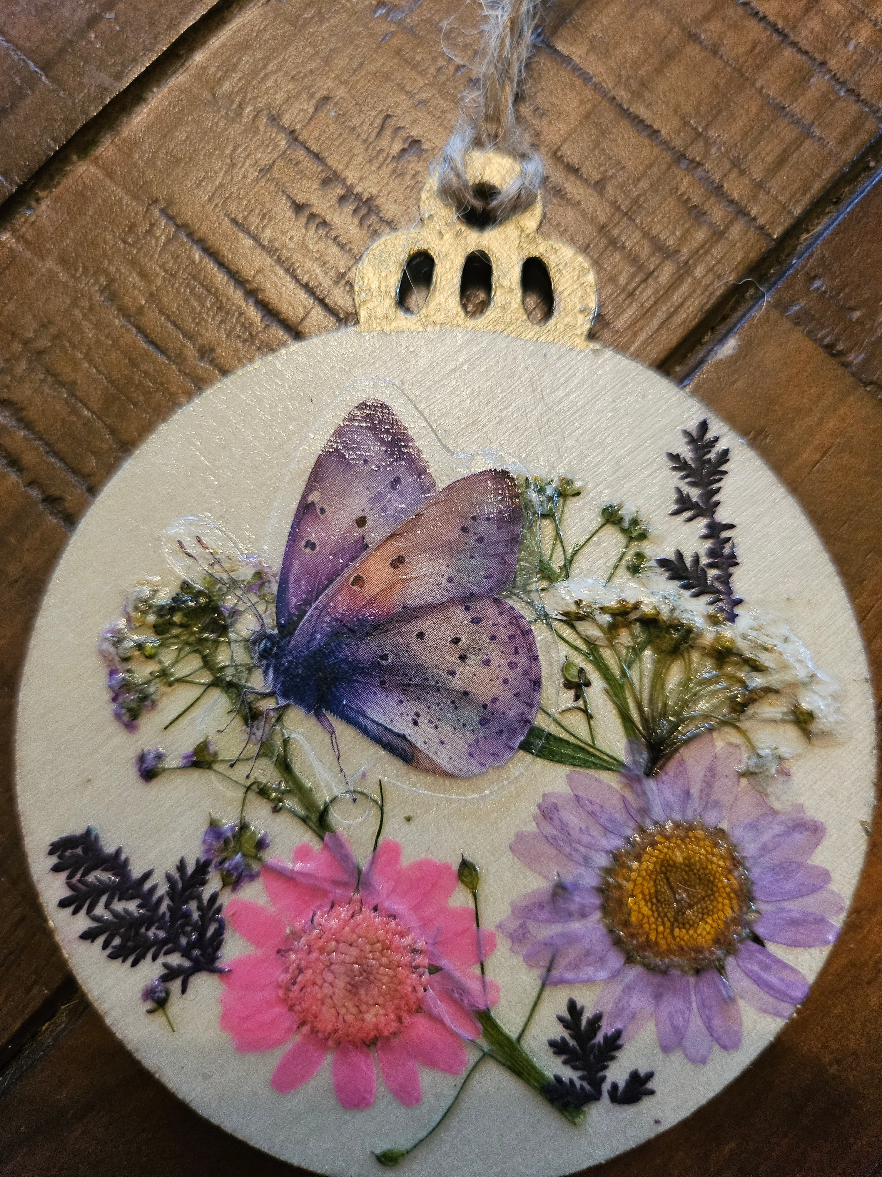 Handcrafted wood ornaments with real pressed flowers. Unique, rustic, and nature-inspired décor perfect for Christmas trees, gifting, or year-round charm.