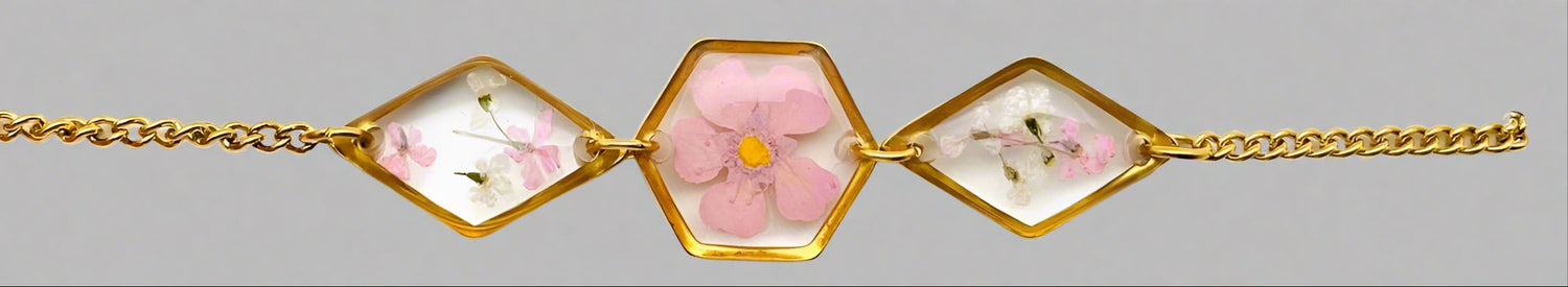 Gold-plated bracelet with real dried flowers in a geometric resin charm. Lightweight, adjustable, and perfect for nature-inspired, elegant everyday wear.