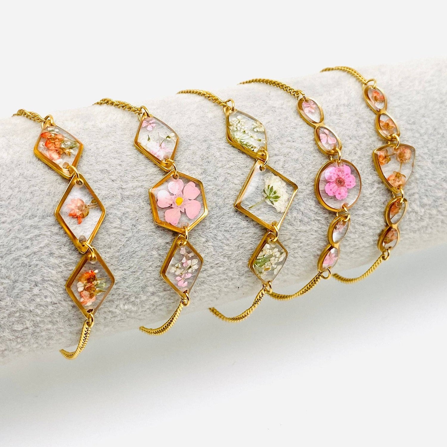 Gold-plated bracelet with real dried flowers in a geometric resin charm. Lightweight, adjustable, and perfect for nature-inspired, elegant everyday wear.