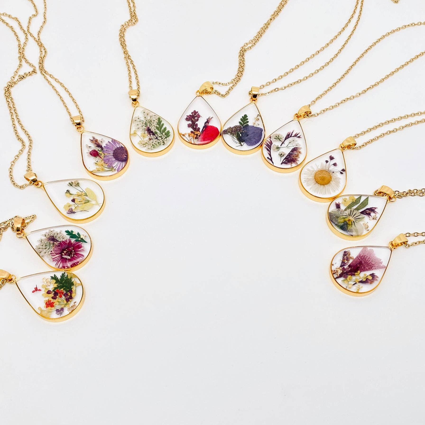 Teardrop necklace with real pressed dried flowers in resin. Unique floral charm with stainless steel chain and copper frame. Nature-inspired and handcrafted.