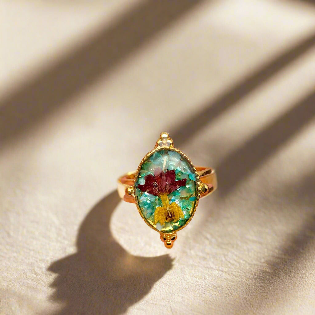 Golden Bloom Adjustable Ring with real dried flowers in resin and 18K gold-plated stainless steel. Unique, hypoallergenic, fits most, and perfect for gifting.