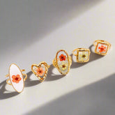 Golden Geometry Floral Ring with real False Spiraea in resin and 18K gold-plated stainless steel. Adjustable, hypoallergenic, and uniquely nature-inspired.