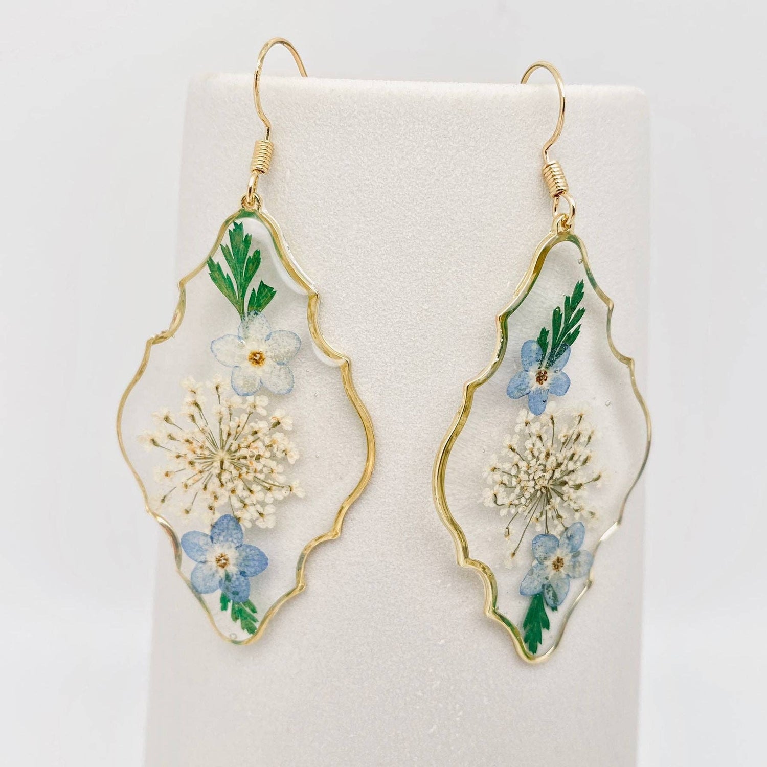 Handcrafted dangle earrings with real Myosotis, Queen Anne’s Lace, and leaves in resin. Lightweight, gold-tone, and perfect for botanical jewelry lovers.