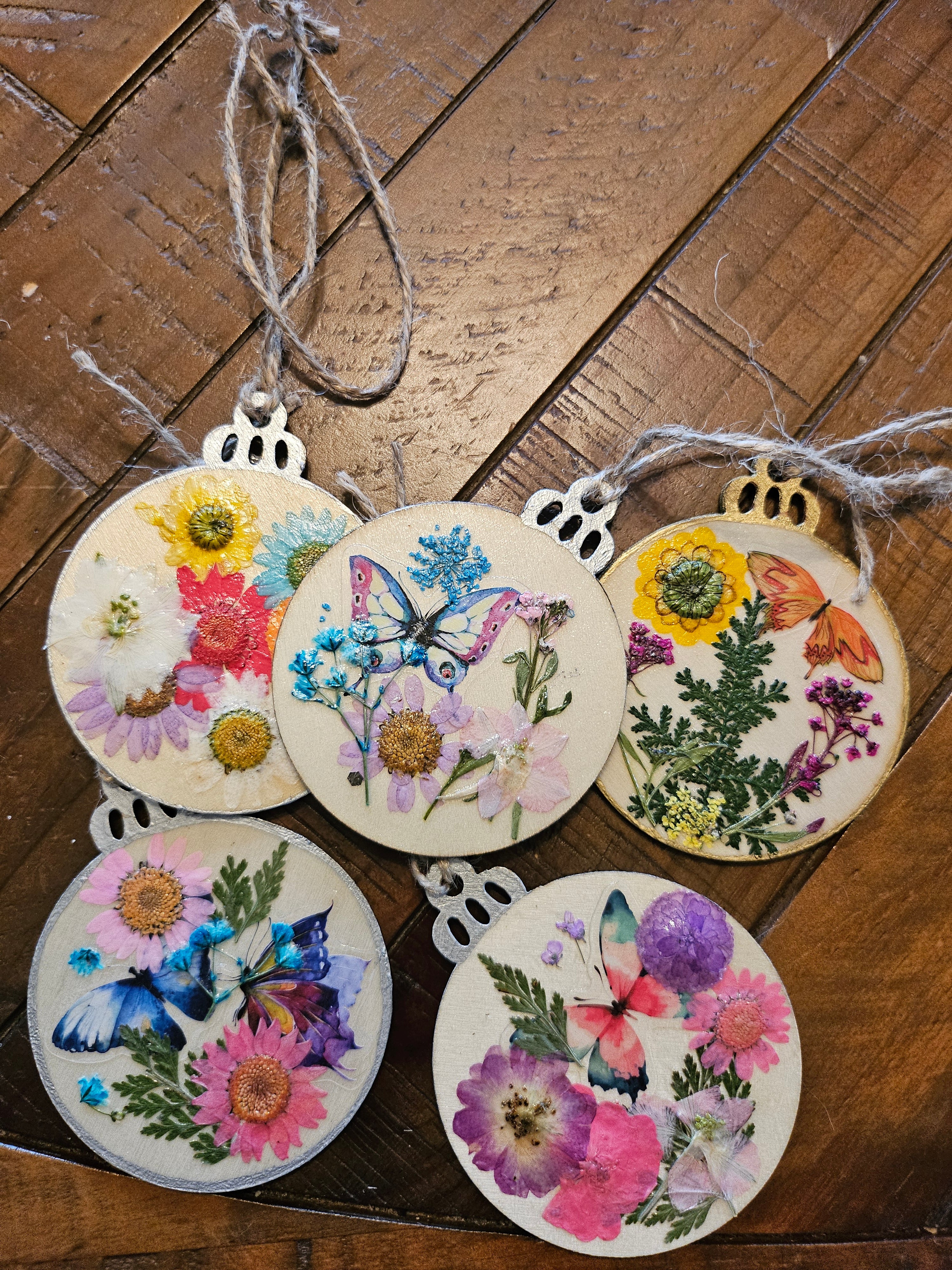 Handcrafted wood ornaments with real pressed flowers. Unique, rustic, and nature-inspired décor perfect for Christmas trees, gifting, or year-round charm.