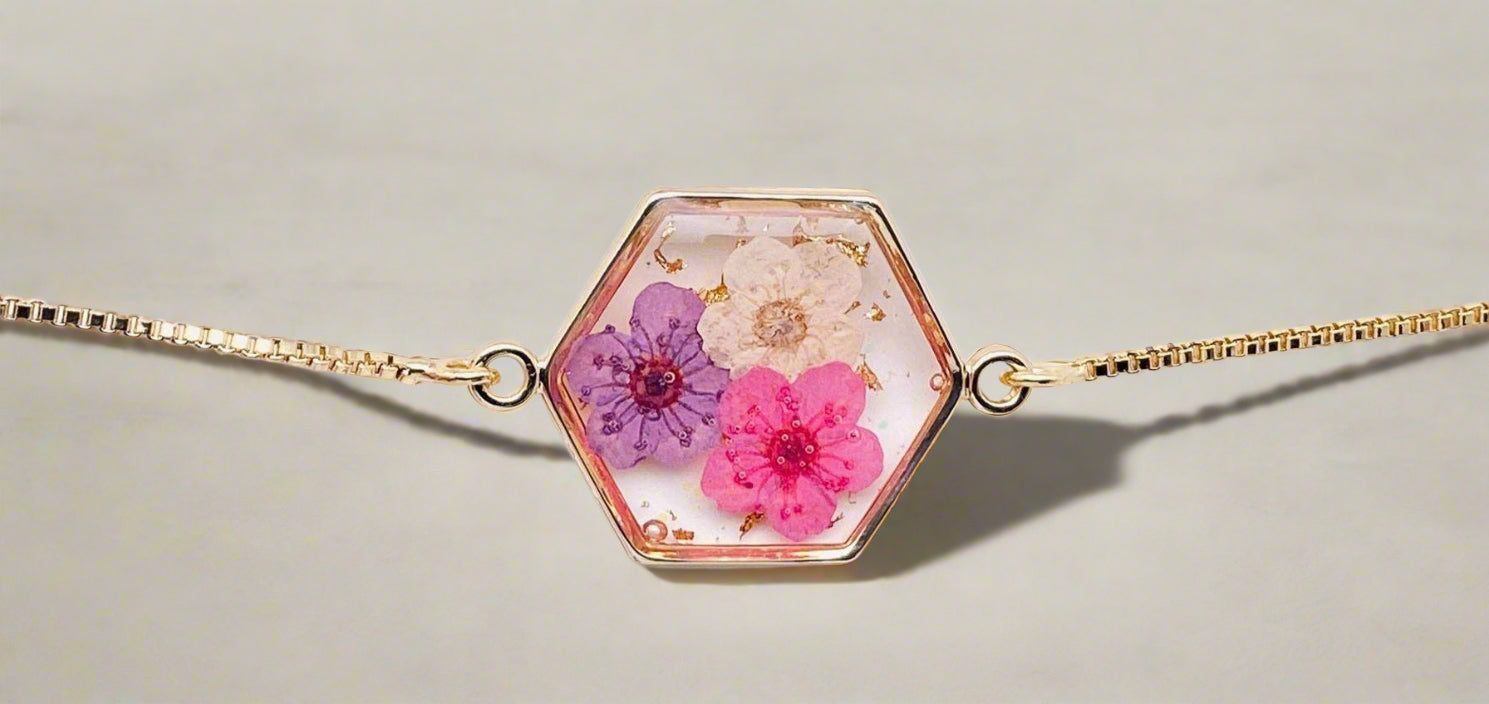 Hexagon Narcissus Resin Bracelet with real dried flowers in clear resin and gold-tone metal. Adjustable, nickel-free, lead-free, and perfect for nature lovers.