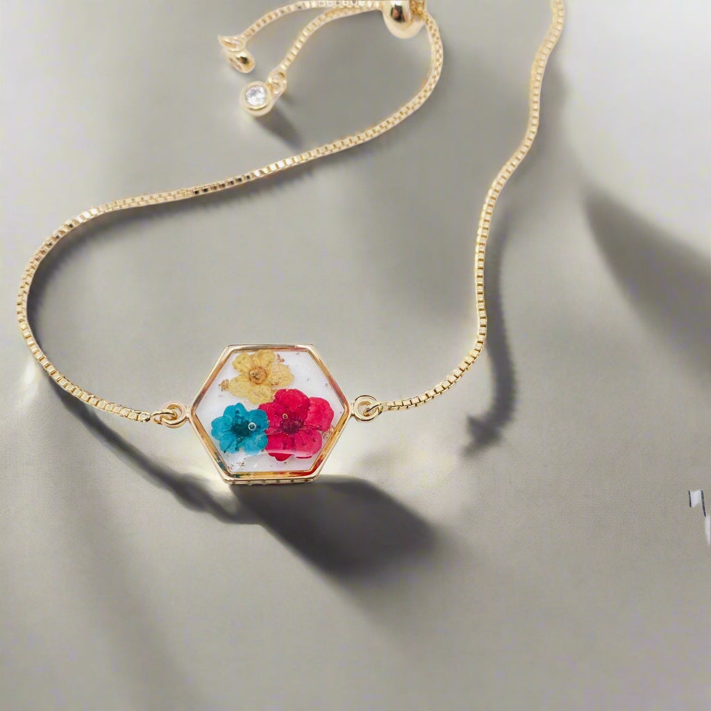 Hexagon Narcissus Resin Bracelet with real dried flowers in clear resin and gold-tone metal. Adjustable, nickel-free, lead-free, and perfect for nature lovers.