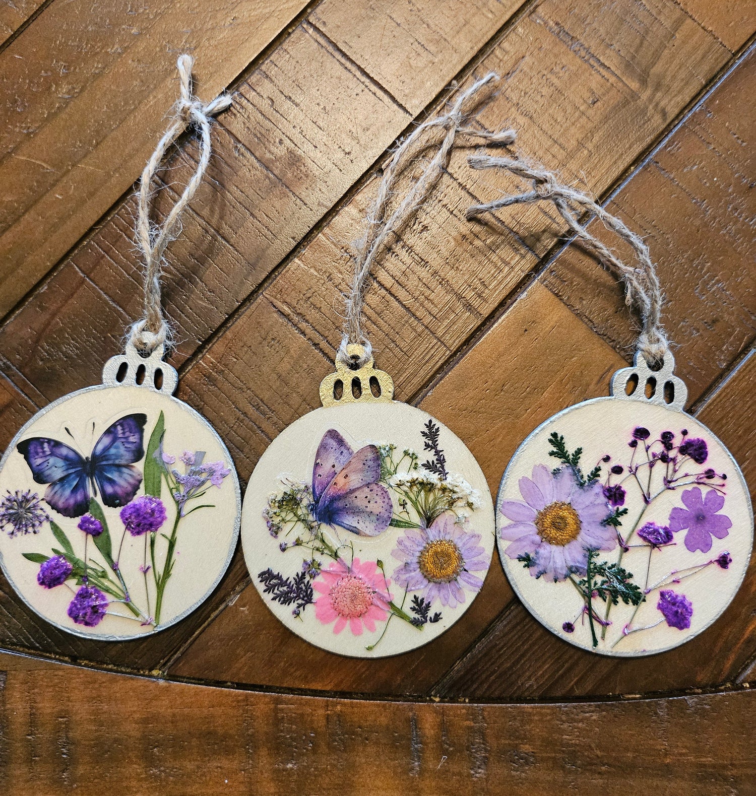 Handcrafted wood ornaments with real pressed flowers. Unique, rustic, and nature-inspired décor perfect for Christmas trees, gifting, or year-round charm.