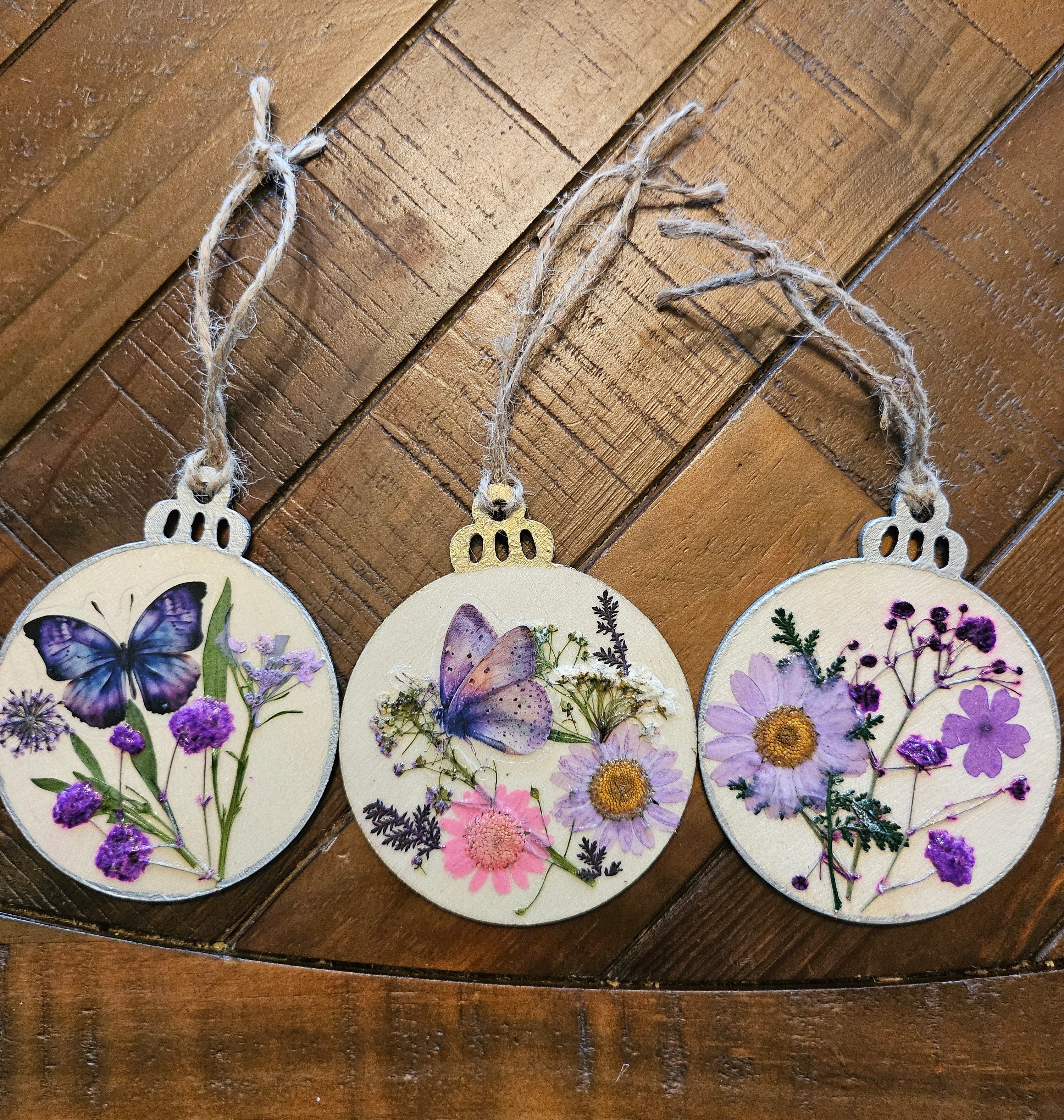Handcrafted wood ornaments with real pressed flowers. Unique, rustic, and nature-inspired décor perfect for Christmas trees, gifting, or year-round charm.