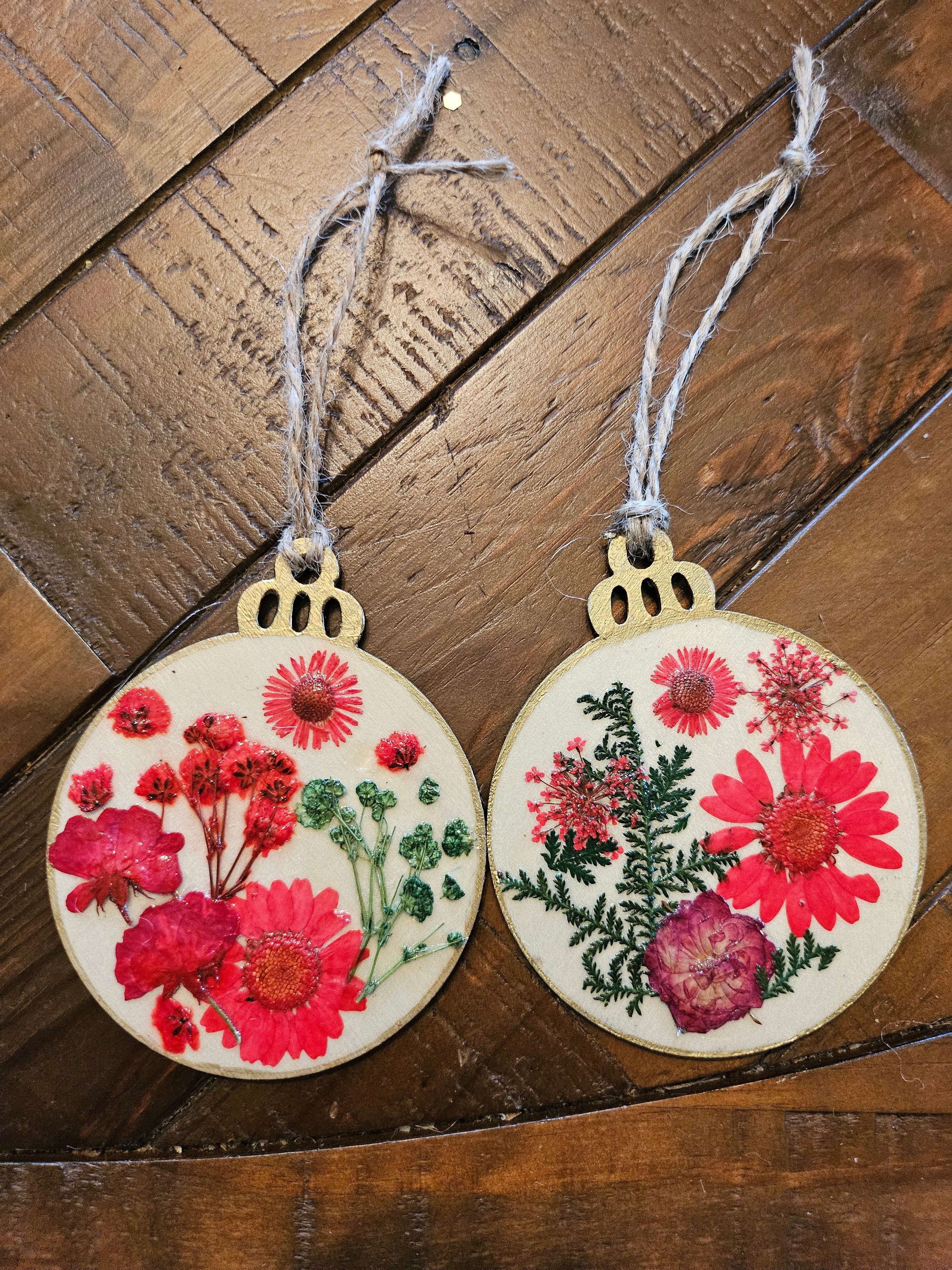 Handcrafted wood ornaments with real pressed flowers. Unique, rustic, and nature-inspired décor perfect for Christmas trees, gifting, or year-round charm.