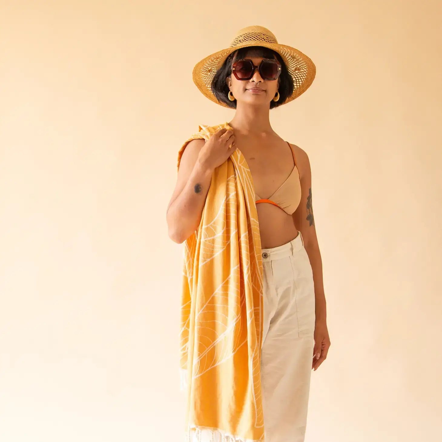 Ultra-absorbent, quick-drying beach towel with bold banana leaf print. Lightweight, sand-resistant, and perfect for beach days or poolside lounging.