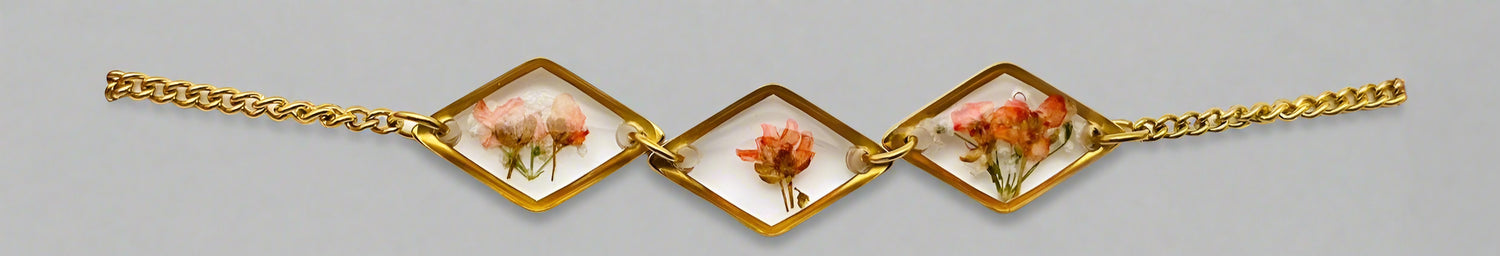 Gold-plated bracelet with real dried flowers in a geometric resin charm. Lightweight, adjustable, and perfect for nature-inspired, elegant everyday wear.