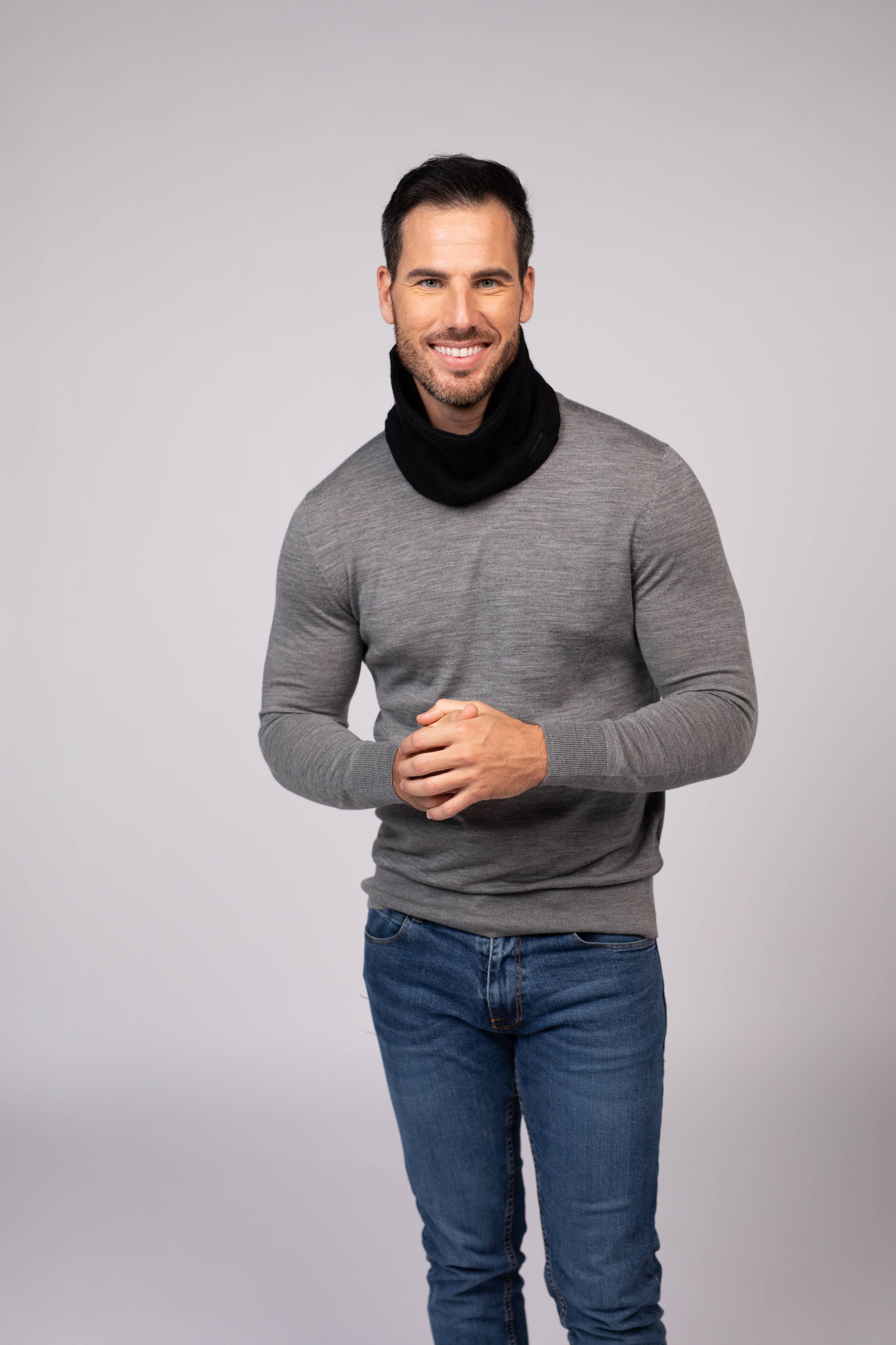 100% upcycled cashmere neck warmer—breathable, warm, and sustainable. A timeless winter accessory that’s soft, versatile, and eco-conscious.