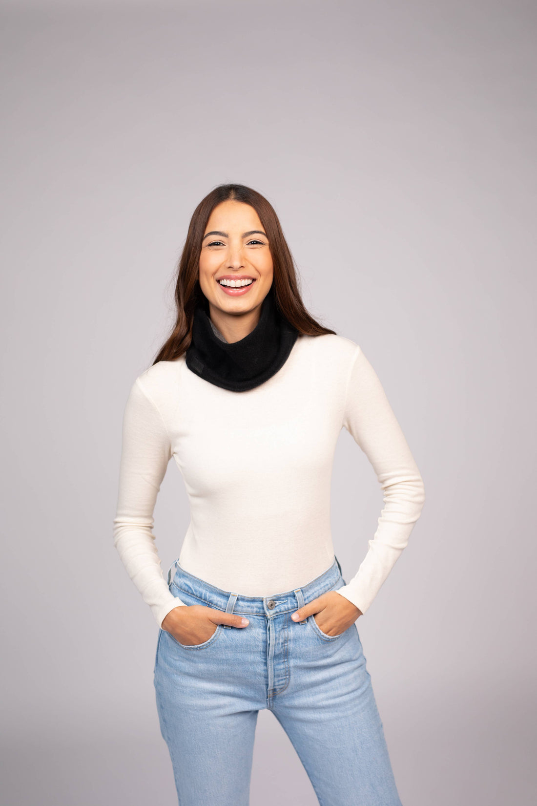 100% upcycled cashmere neck warmer—breathable, warm, and sustainable. A timeless winter accessory that’s soft, versatile, and eco-conscious.