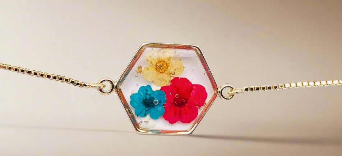 Hexagon Narcissus Resin Bracelet with real dried flowers in clear resin and gold-tone metal. Adjustable, nickel-free, lead-free, and perfect for nature lovers.
