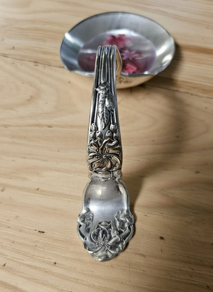 Handcrafted vintage silverware ladle trinket holder with resin and dried flowers. Perfect for rings, jewelry, and décor. Whimsical, cottagecore, one-of-a-kind.