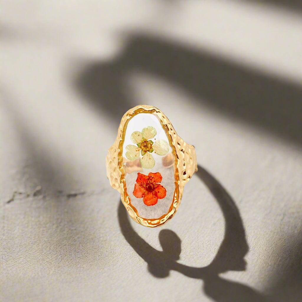 Golden Geometry Floral Ring with real False Spiraea in resin and 18K gold-plated stainless steel. Adjustable, hypoallergenic, and uniquely nature-inspired.