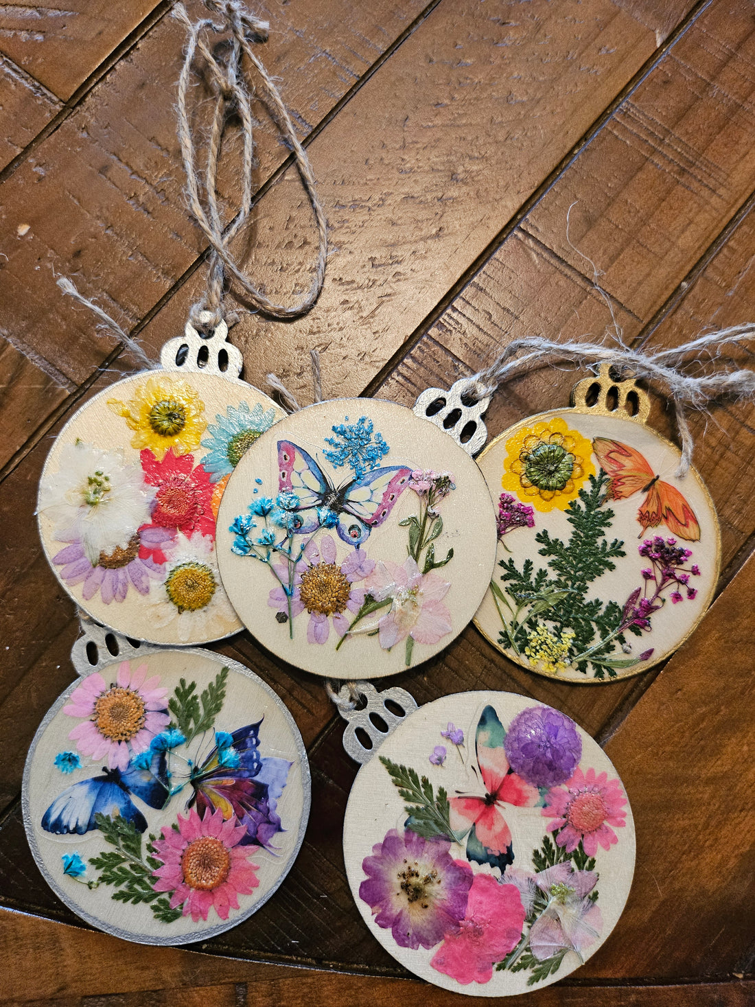 Handcrafted wood ornaments with real pressed flowers. Unique, rustic, and nature-inspired décor perfect for Christmas trees, gifting, or year-round charm.