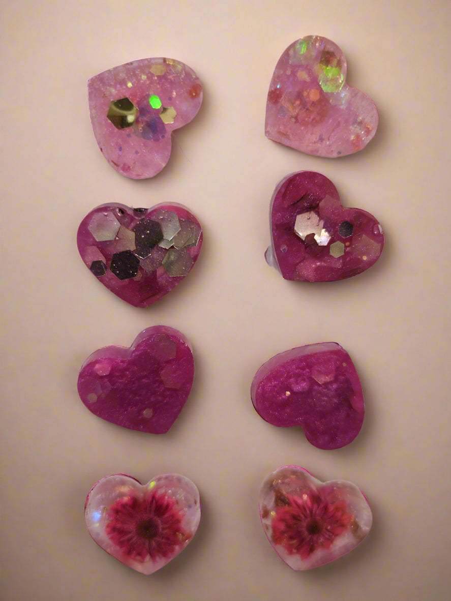 Make 2 pairs of flower stud earrings with real botanicals at Jungle Relics. A cozy 1.5-hour workshop with tea, guided instruction, and creative vibes. Ages 13+.