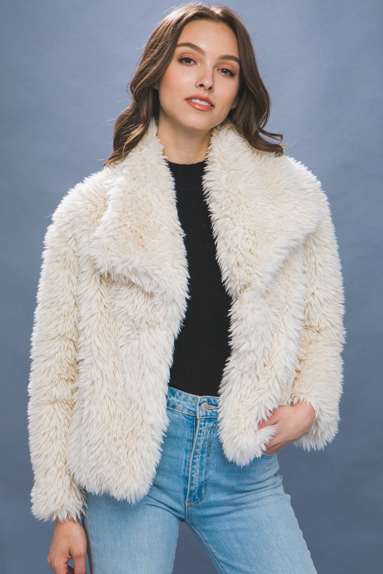 Mid-waist faux fur coat with snap button closure and side pockets. Soft 100% polyester for cozy warmth and chic style—perfect for day or night looks.