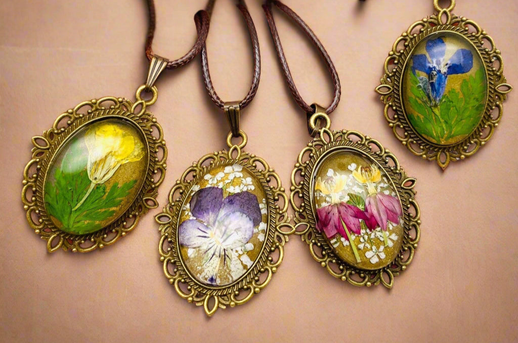 Palace Bloom Vintage Floral Necklace with real dried flowers in resin, antique-style pendant, and waxed rope chain. Lightweight, elegant, and one-of-a-kind.