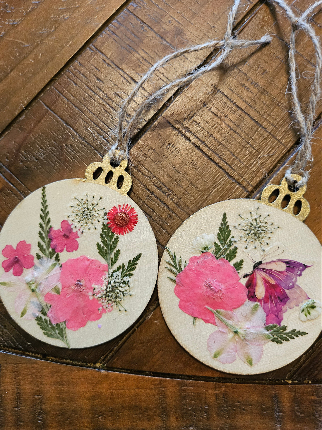 Handcrafted wood ornaments with real pressed flowers. Unique, rustic, and nature-inspired décor perfect for Christmas trees, gifting, or year-round charm.