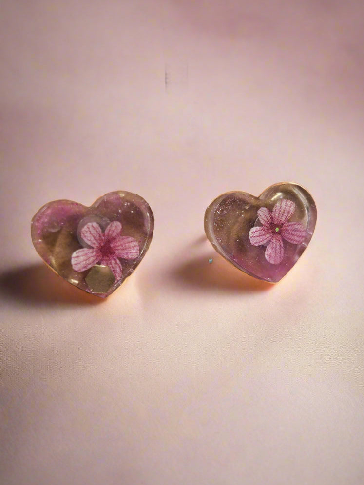 Make 2 pairs of flower stud earrings with real botanicals at Jungle Relics. A cozy 1.5-hour workshop with tea, guided instruction, and creative vibes. Ages 13+.