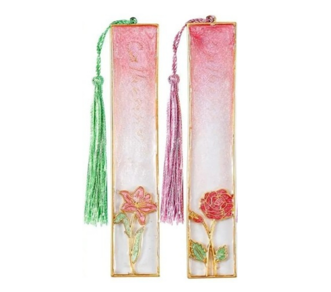 Resin bookmark workshop at Jungle Relics + Relic. Create a pressed flower bookmark, enjoy tea, and relax in this cozy 1–1.5 hour class.