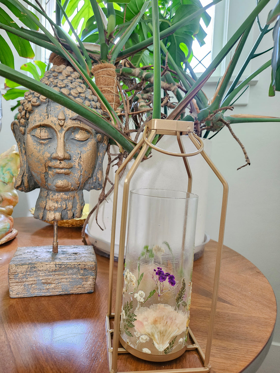 Wildflower candle lantern with real pressed flowers and gold lantern frame. A dreamy botanical accent for garden weddings, decor, and cozy, cottagecore spaces.