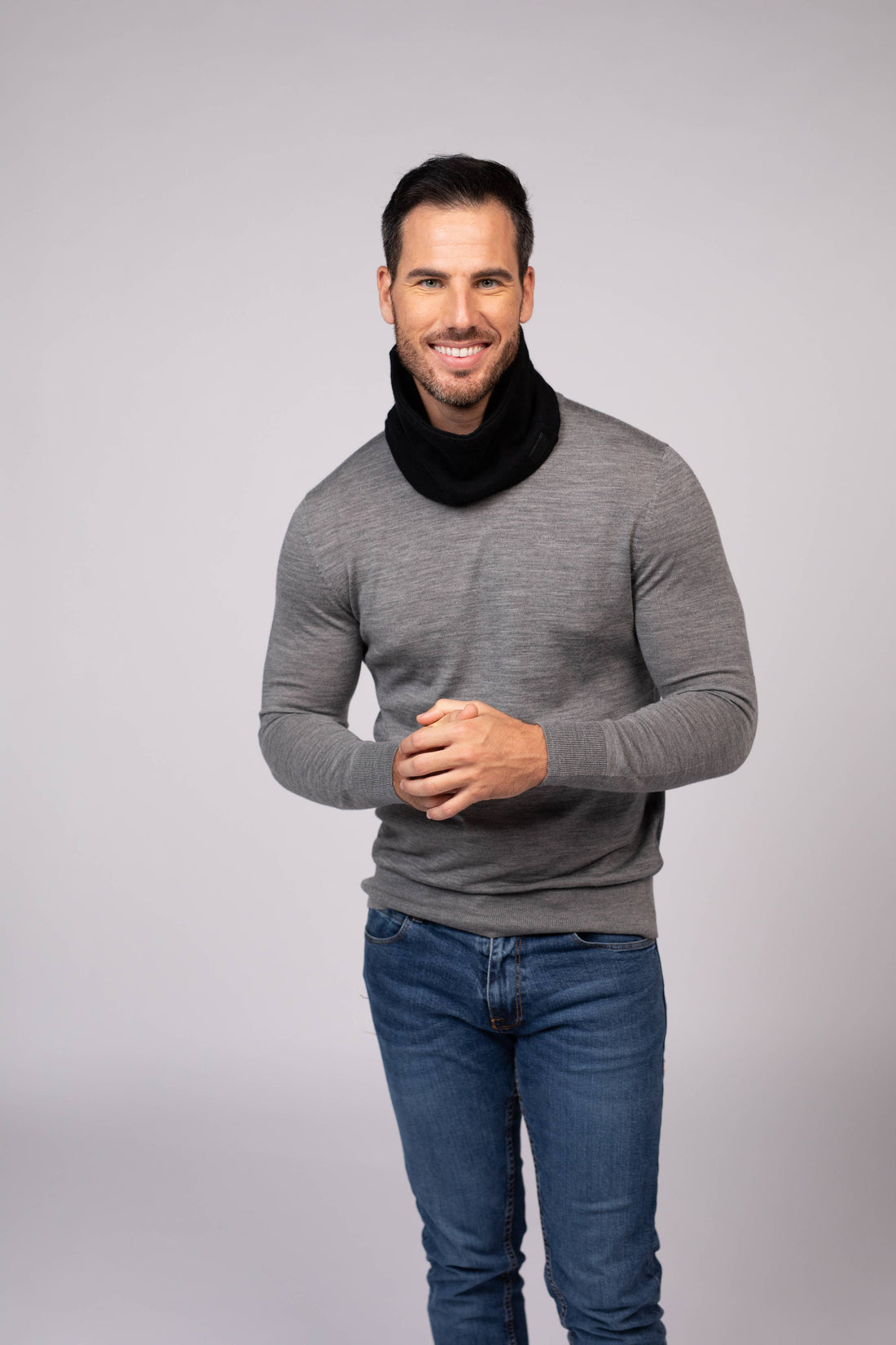 100% upcycled cashmere neck warmer—breathable, warm, and sustainable. A timeless winter accessory that’s soft, versatile, and eco-conscious.